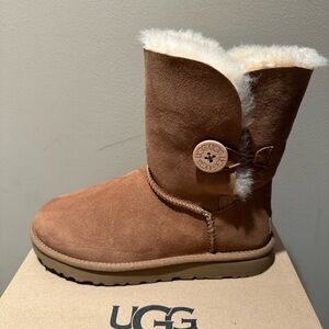 UGG Brown Shearling Boots - NEW with box size 8 Chestnut Water Resistant